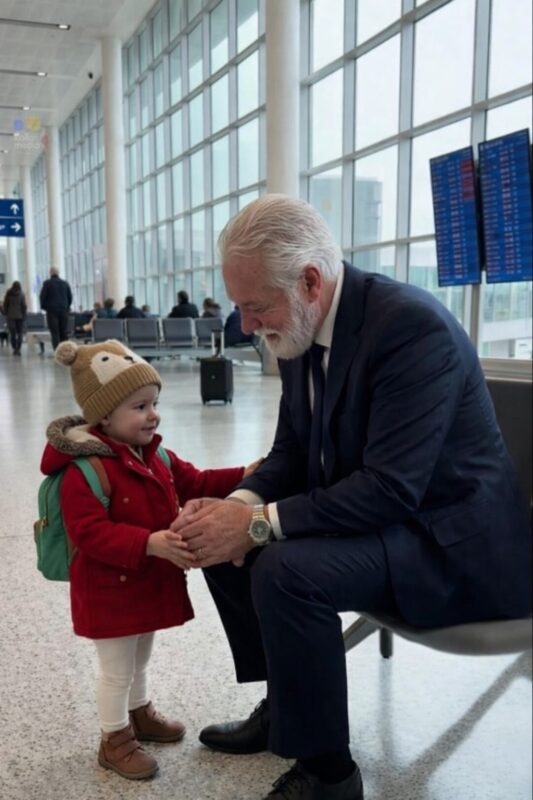 A wealthy businessman was waiting for his flight when he turned slightly… and what he saw left him utterly stunned. Опубликовано: 21.01.2026Р